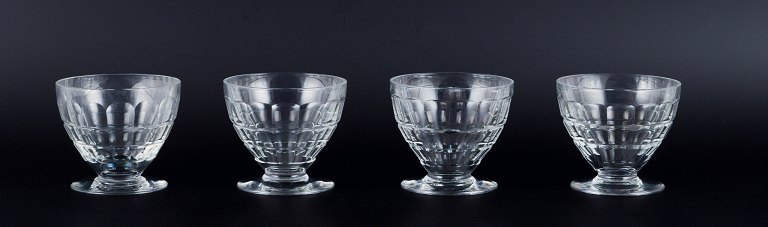 Baccarat, Frankrig, et sæt på fire ”Charmes” Art Deco rødvinsglas i klart krystalglas. Facetslebet.