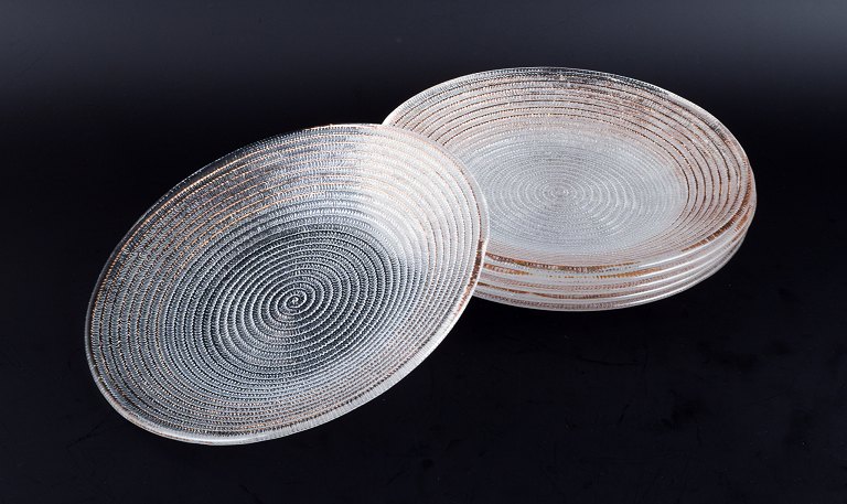 Murano, Italien, et sæt på seks middagstallerkner i klart glas med spiralformet gulddekoration.