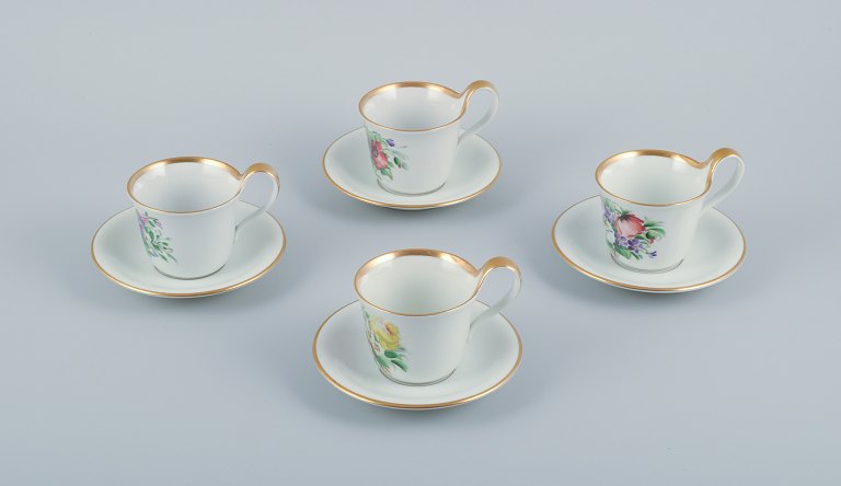 Bing og Grøndahl, et sæt på fire antikke kaffekopper med høj hank med tilhørende underkopper. Håndmalet med polykrome blomster i dekoration.