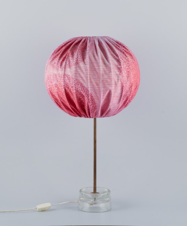 Josef Frank, stor bordlampe i glas og messing. Skærm i tekstil med rosa  nuancer med blomstermotiver.