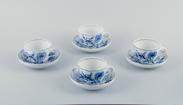 Meissen, Tyskland, fire par løgmønstret kaffekopper med tilhørende underkopper. Håndmalet.