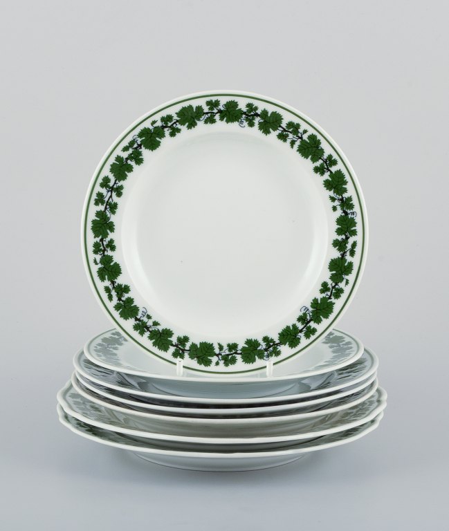 Meissen, Germany, Green Ivy Vine, seven plates in three different sizes. Hand-painted.