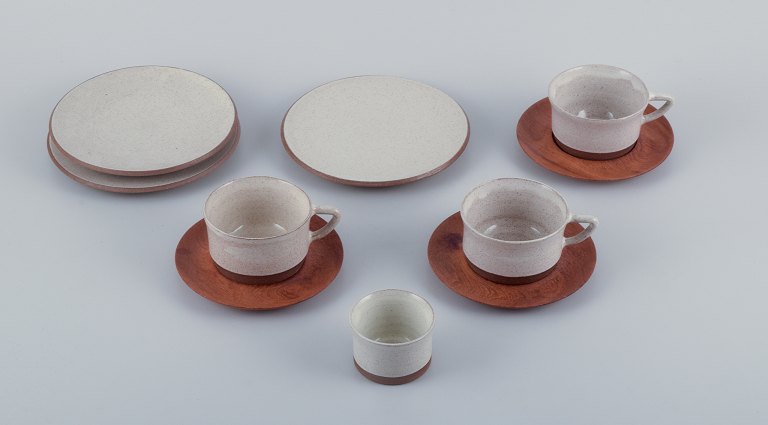 Aage Rasmus Selsbo (1926-1996), dansk keramiker, et trepersoners kaffeservice i unika stentøj med underkopper i træ. Stilrent skandinavisk design.