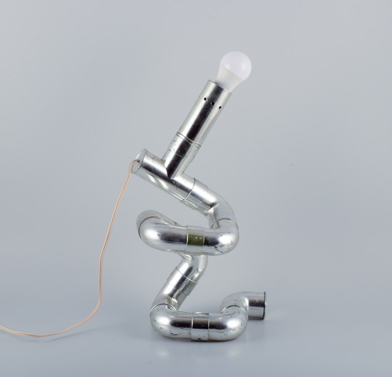Gaetano Missaglia, italiensk designer, Rombo bordlampe sammensat af rør i forkromet ABS plast. Futuristisk stil.