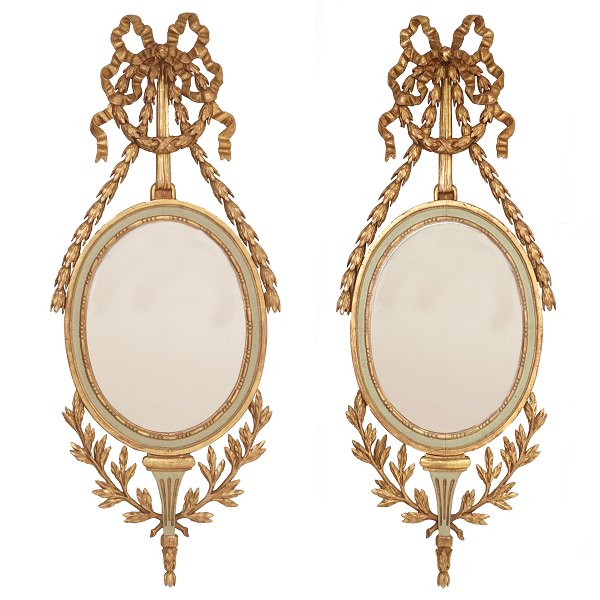 Et par delvist forgyldte ovale Louis XVI Liselund spejle med talrige skæringer. Danmark ca. år 1790. H: 132cm. B: 54cm