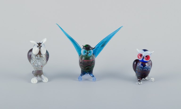Murano, Italien. En samling på tre miniature glasfigurer af ugler i farvet kunstglas.