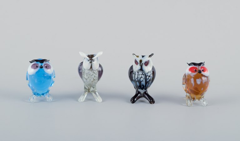 Murano, Italien. En samling på fire miniature glasfigurer af ugler i farvet kunstglas.