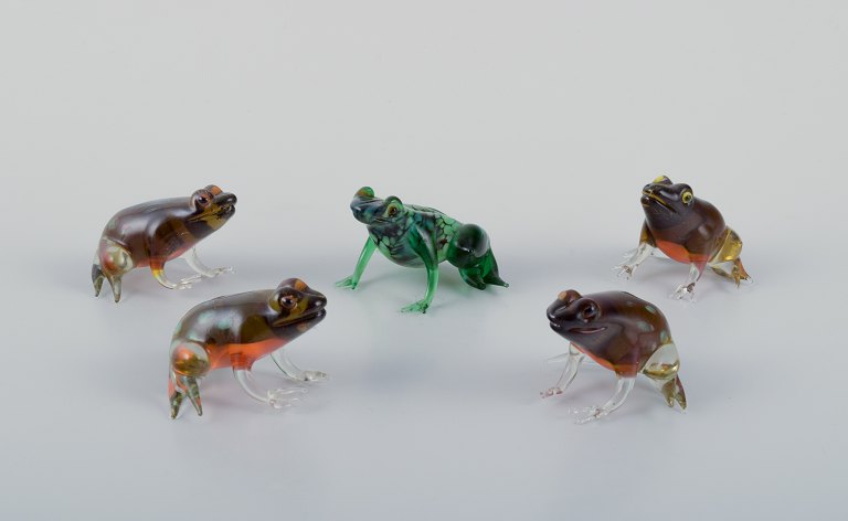 Murano, Italy. A collection of five miniature glass figurines of frogs in colored art glass.