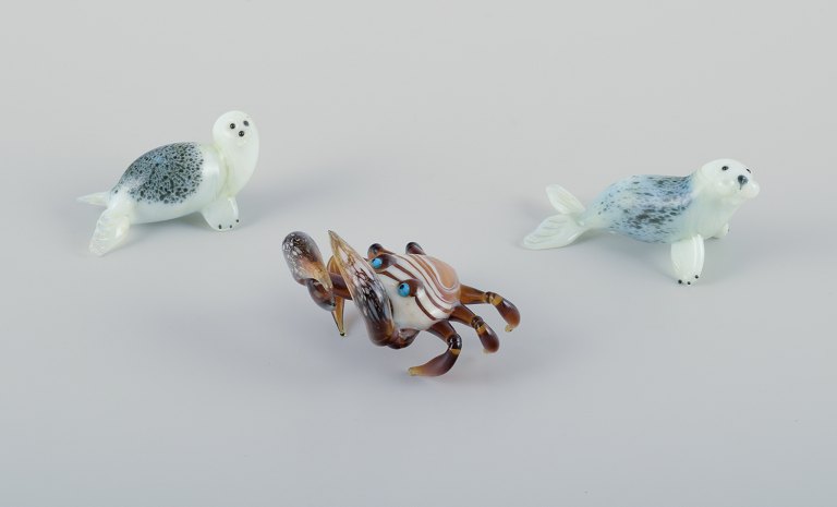 Murano, Italy. A collection of three miniature glass figurines consisting of two seals and a crab in colored art glass.