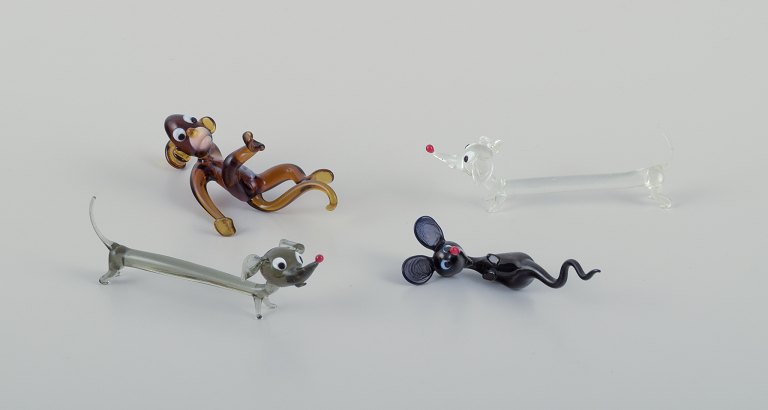 Murano, Italien. En samling på fire miniature glasfigurer af dyr i farvet kunstglas.