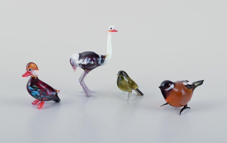 Murano, Italien. En samling på fire miniature glasfigurer af fugle i farvet kunstglas.