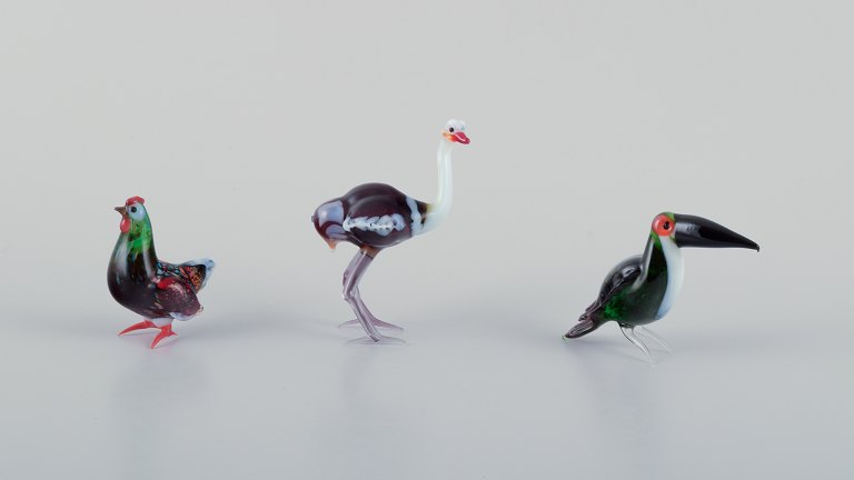 Murano, Italy. A collection of three miniature glass bird figurines in colored art glass.