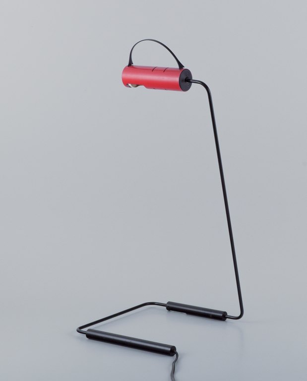 Vico Magistretti for Oluce, "Slalom" desk lamp in modernist style. Painted metal and red plastic.