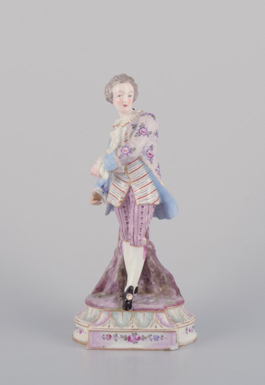 Antik tysk porcelænsfigur. Stor figur af ung mand i fine klæder. Håndmalet i polykrome farver.