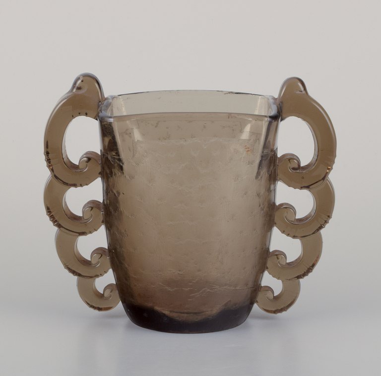 Pierre D´avesn for Daum, cirka 1933.Stor fransk Art Deco kunstglasvase med hanke i røgfarvet glas.