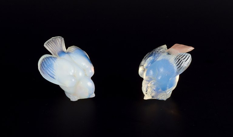 Sabino, Frankrig. To fugleunger i kunstglas, Art Deco opaline-glas med blåligt skær.