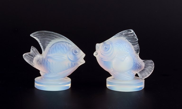 Sabino, Frankrig. To fisk i Art Deco opaline kunstglas med blåligt skær. Ca. 1930’erne.