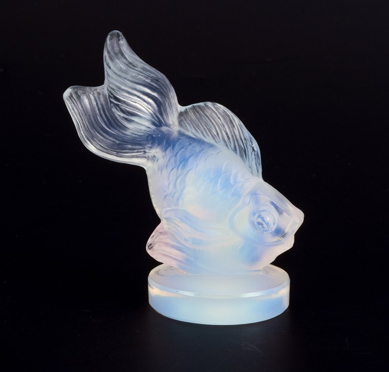 Sabino, Frankrig. Fisk i Art Deco opaline kunstglas med blåligt skær. Ca. 1930’erne.