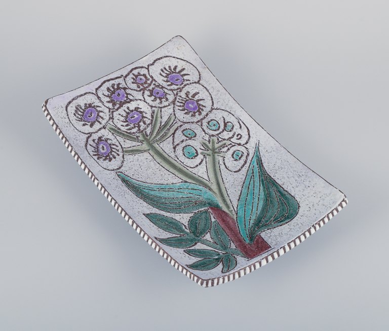 Mari Simmulson for Upsala Ekeby, Sverige. Stort aflangt fad på fod. Blomstermotiv i retrostil.