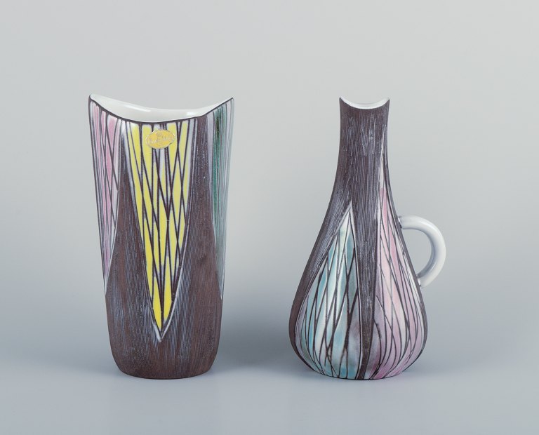 Mari Simmulson for Upsala Ekeby, Sverige. Keramikvase og kande i modernistisk stil med abstrakte motiver.
