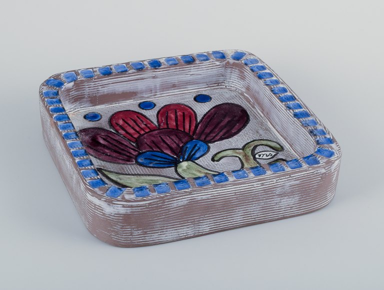 Mari Simmulson for Upsala Ekeby, Sverige, keramikskål i modernistisk stil med blomstermotiv.