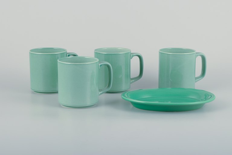 Royal Copenhagen, 4 All Seasons, fire kaffekrus og et lille ovalt fad i fajance med grøn glasur.