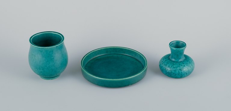 Wilhelm Kåge (1889-1960) for Gustavsberg, Sverige. To Art Deco vaser og lav skål i keramik med klassisk grøn glasur. Fra Argenta serien.