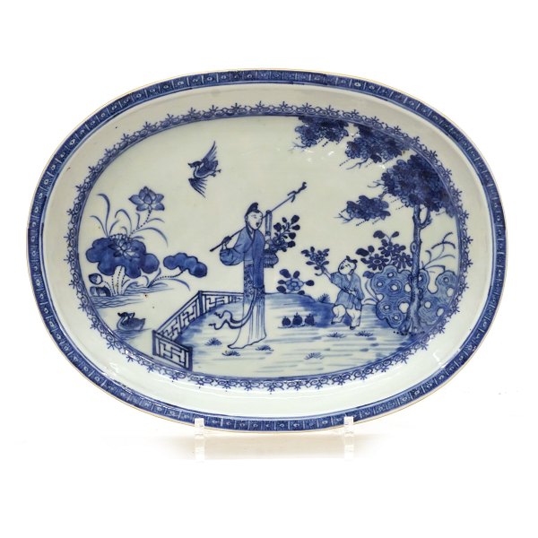 Ovalt dybt blådekoreret kinesisk fad i porcelæn. Qing dynastiet 18. århundrede. Mål: 33x25cm