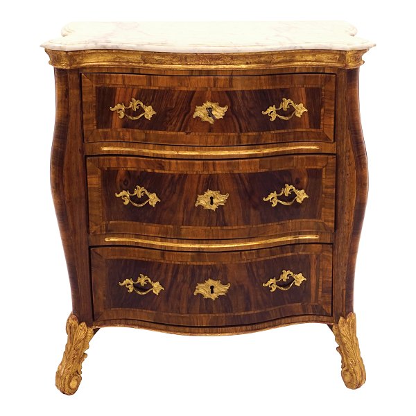 18th century marble top walnut commode. Denmark circa 1760. H: 93cm. Top: 83x48cm