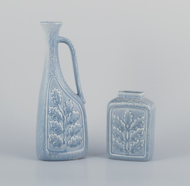 Rörstrand, Sverige, stor kande/vase og en mindre vase i keramik. Grene med blade i relief. Glasur i lyseblå toner.