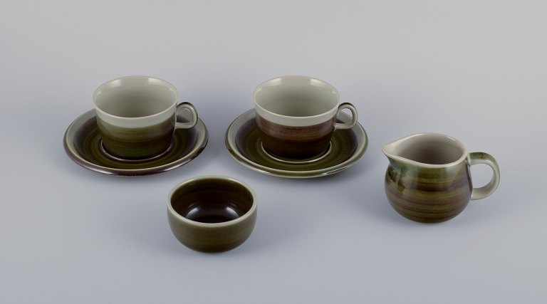 Marianne Westman (1928-2017) for Rörstrand. Stentøj fra "Maya" serien. To store kaffekopper med underkopper samt sukkerskål og flødekande.