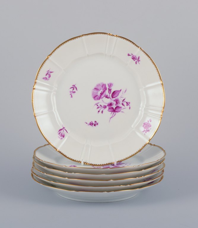 Bing & Grøndahl. Seks frokosttallerkner med blomsterdekorationer i purpur og guldkant. Håndmalet.