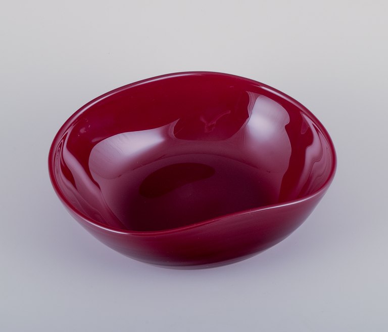 Monica Bratt for Reijmyre, Sverige. Stor oval skål i mundblæst vinrødt kunstglas.