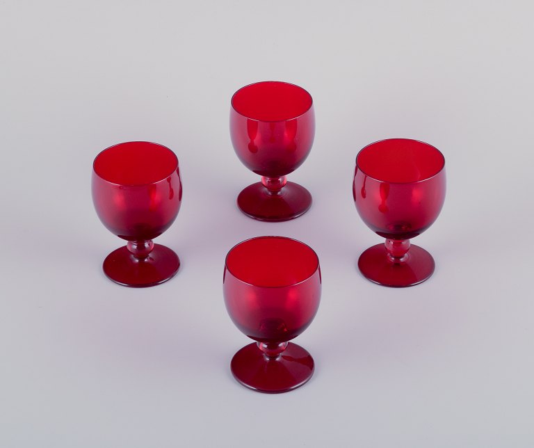 Monica Bratt for Reijmyre, Sverige. Et sæt på fire små vinglas i mundblæst vinrødt kunstglas.