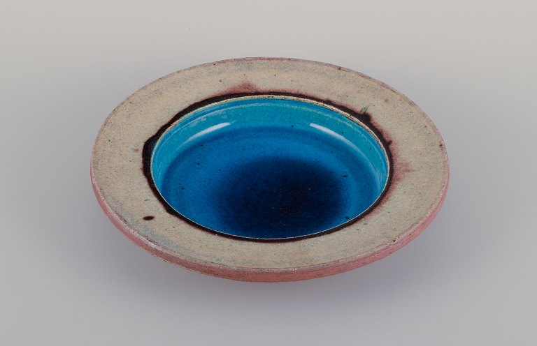 Nils Kähler for Kähler, Denmark. Round ceramic bowl in a modernist style. Turquoise and cream-colored glaze.