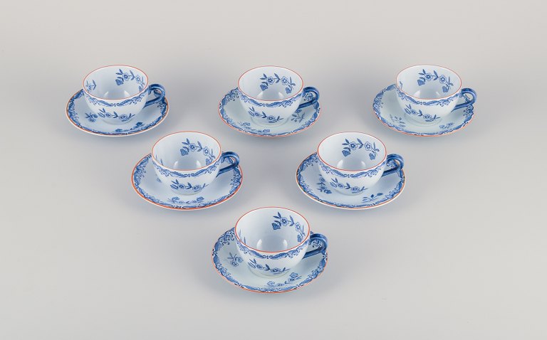 Nils Emil Lundström for Rörstrand, Sverige, seks ”Ostindia” kaffekopper med tilhørende underkopper i fajance med blomstermotiver.