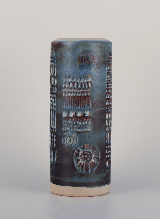 Olle Alberius for Rörstrand, Sverige. ”Kraka” keramikvase i modernistisk stil med glasur i blå og brune toner.