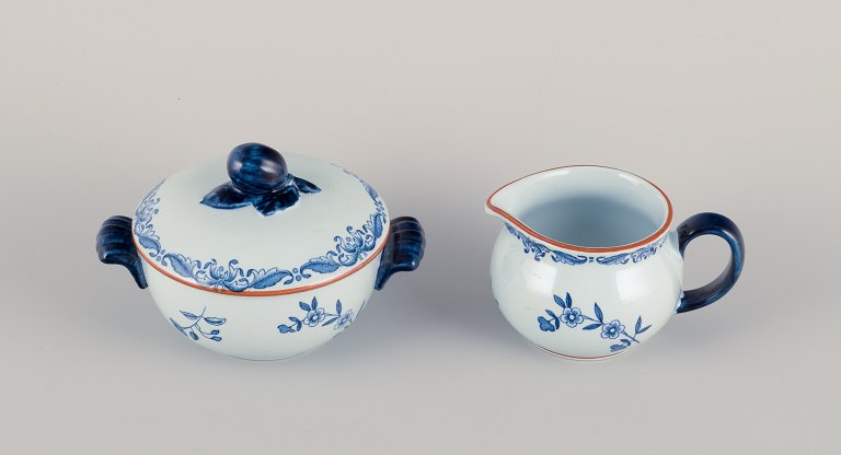 Nils Emil Lundström for Rörstrand, Sverige, ”Ostindia” sukkerskål og flødekande i fajance med blomstermotiver.