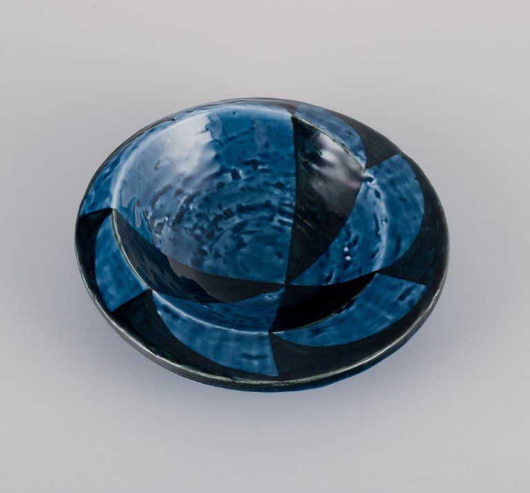 Vilhelm Bjerke Petersen (1909-1957) for Rörstrand, Sverige. Keramikskål i abstrakt stil. Glasur i blå og grønne nuancer.