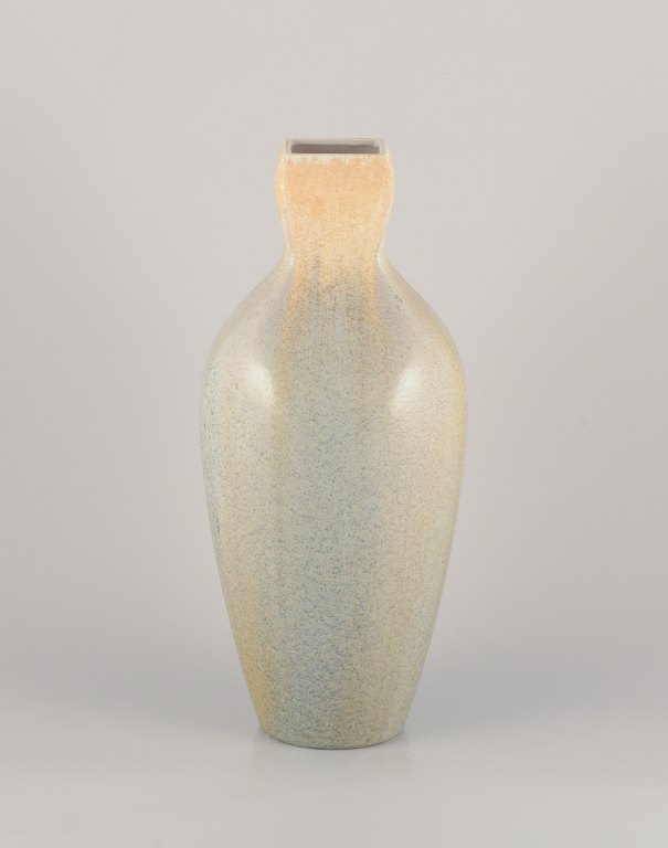 Rörstrand, Sverige. Kolossal vase i fajance. Håndglaseret i grønne, gule og blå nuancer.