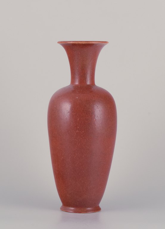 Gunnar Nylund for Rörstrand. Stor keramikvase i klassisk form.Glasur i lysebrune toner.