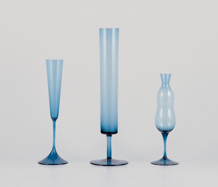 Svensk designer, tre vaser i kunstglas udført i slankt design.Blåt mundblæst glas.
