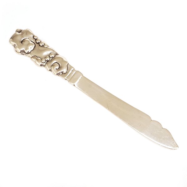 Thorvald Bindesbøll sølv brevkniv. Thorvald Bindesbøll, 1846-1908, brevkniv udført i sølv med ornamental dekoration i relief. Stemplet. L: 21cm. V: 62gr
