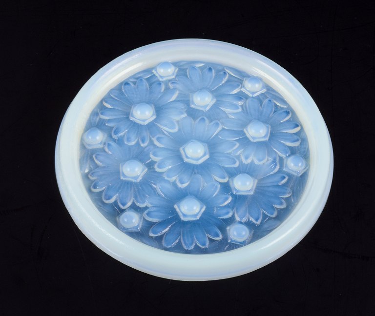 Sabino, Frankrig. Fad i kunstglas med blomster i relief. Art Deco opaline glas med blåligt skær.