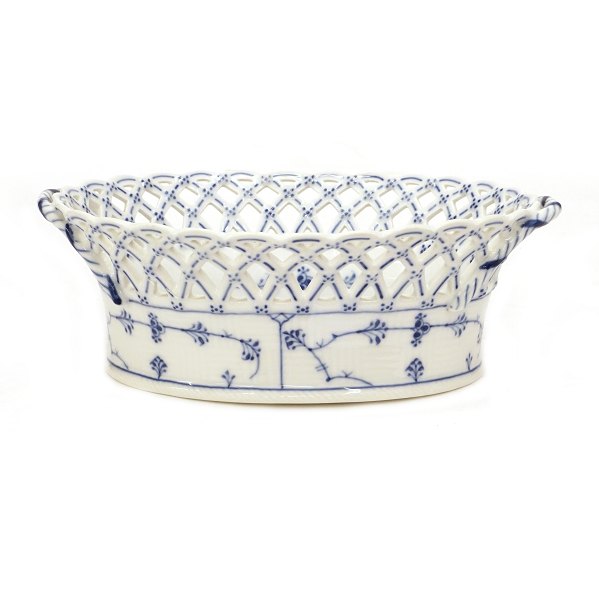 Royal Copenhagen musselmalet helblonde oval fletskål 1055. 1. sortering. H: 9cm. L: 26cm