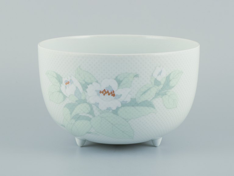 Tapio Wirkkala for Rosenthal Studio-linie, "Century Blütentraum". Porcelain bowl on three feet decorated with a flower motif.