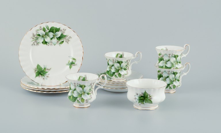 Royal Albert, England. Et sæt på fire ”Trillium” kaffekopper med tilhørende underkopper og kagetallerkner samt sukkerskål. Dekoreret med blomster og guldkant.