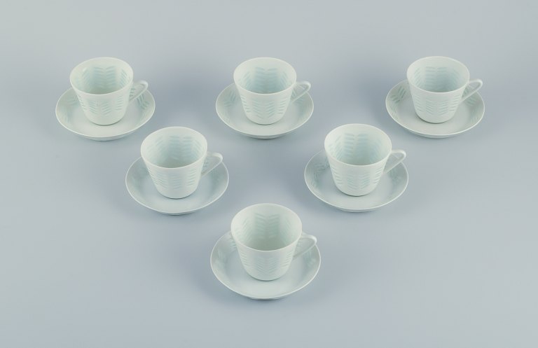 Friedl Holzer-Kjellberg (1905-1993) for Arabia, Finland, seks par kaffekopper med tilhørende underkopper i risporcelæn.