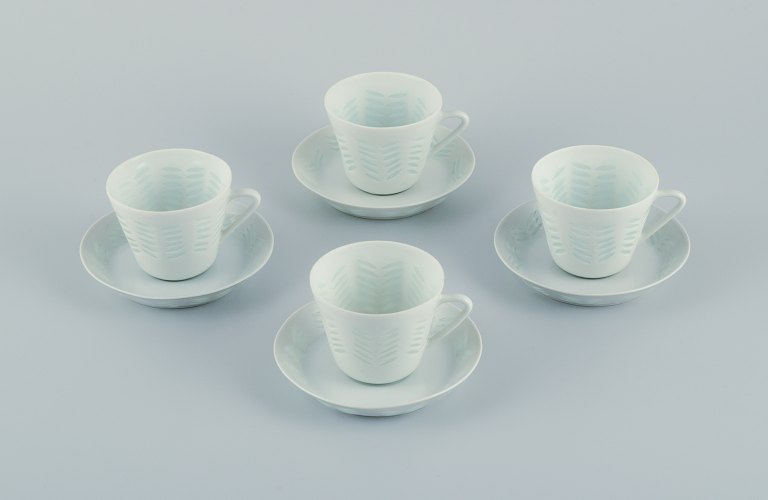 Friedl Holzer-Kjellberg (1905-1993) for Arabia, Finland, fire par kaffekopper med tilhørende underkopper i risporcelæn.