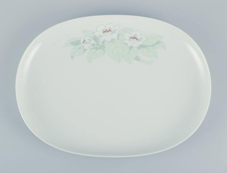 Tapio Wirkkala (1915-1985) for Rosenthal Studio-linie, "Century Blütentraum".Stort ovalt fad dekoreret med blomstermotiv.